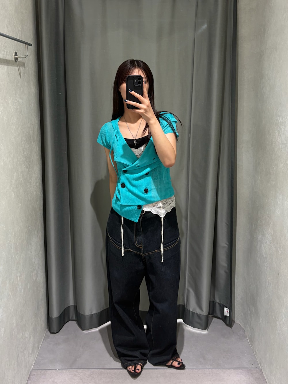 ブルー系のデニムパンツ、ブルー系のパーカー、ホワイト系のキャミソールを着用したレディースの夏コーディネートの2枚目の写真
