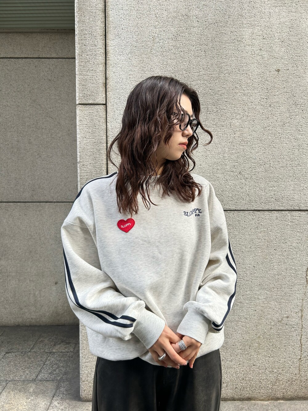 グレー系のモッズコート、ブラック系のその他パンツ、ベージュ系のスウェットを着用したレディースの冬コーディネートの3枚目の写真