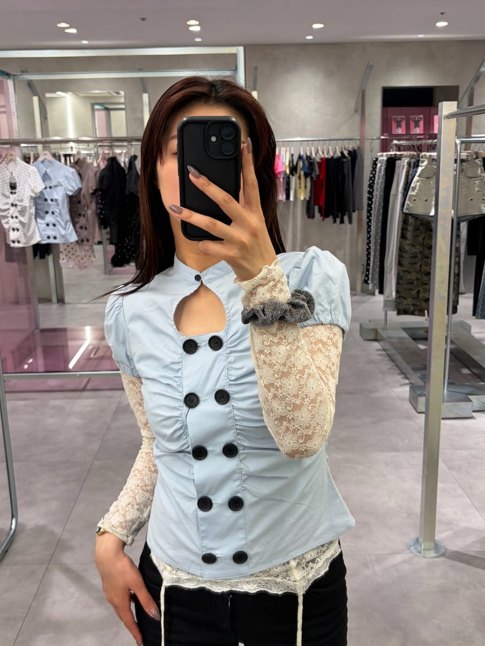 ホワイト系のシャツ/ブラウス、ホワイト系のTシャツ/カットソーを着用したレディースの春コーディネートの2枚目の写真