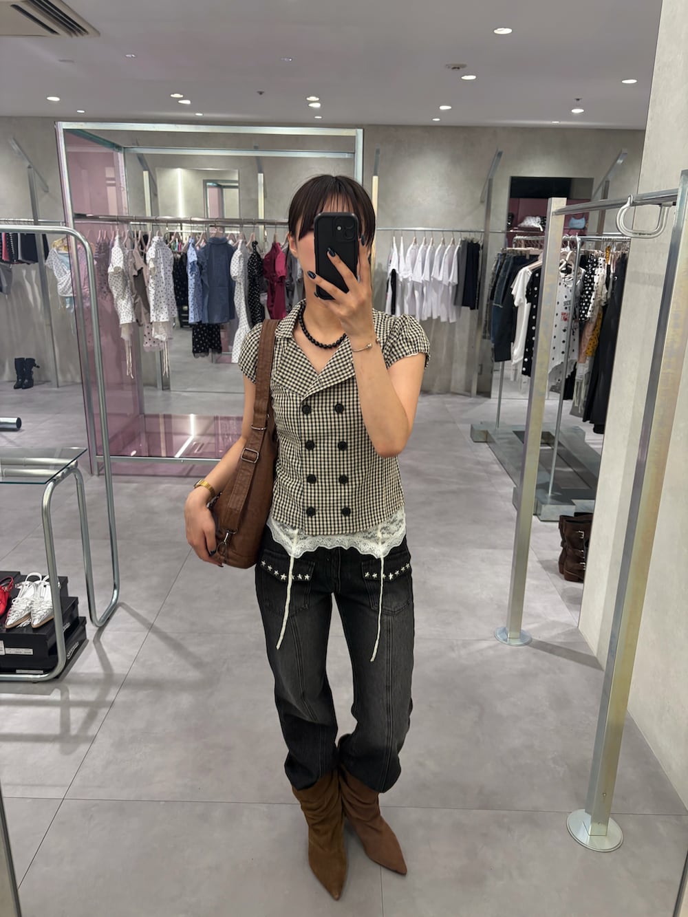 ブルー系のシャツ/ブラウス、ブルー系のデニムパンツ、ブラウン系のショルダーバッグを着用したレディースの夏コーディネートの2枚目の写真