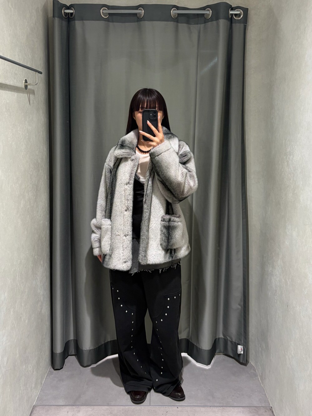 ブラック系のスウェットパンツ、ホワイト系のその他アウターを着用したレディースの冬コーディネートの2枚目の写真