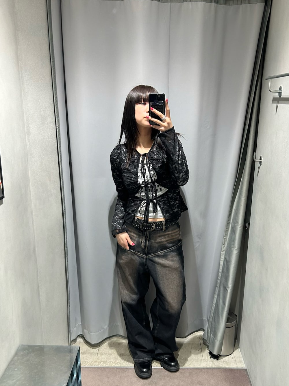 ブルー系のデニムパンツ、ブラック系のシャツ/ブラウス、グレー系のTシャツ/カットソーを着用したレディースの春コーディネートの2枚目の写真