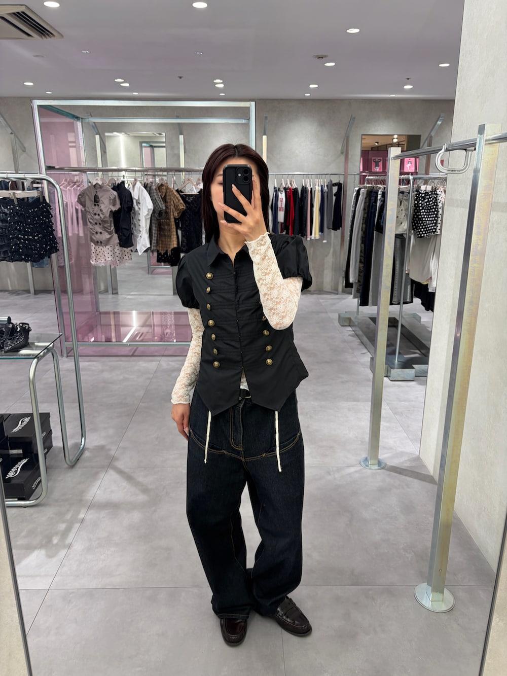 ブラック系のシャツ/ブラウス、ブルー系のデニムパンツ、ホワイト系のTシャツ/カットソーを着用したレディースの春コーディネートの2枚目の写真