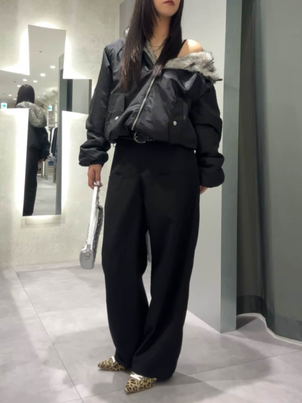 ブラック系のブルゾンを着用したレディースの秋コーディネートの2枚目の写真