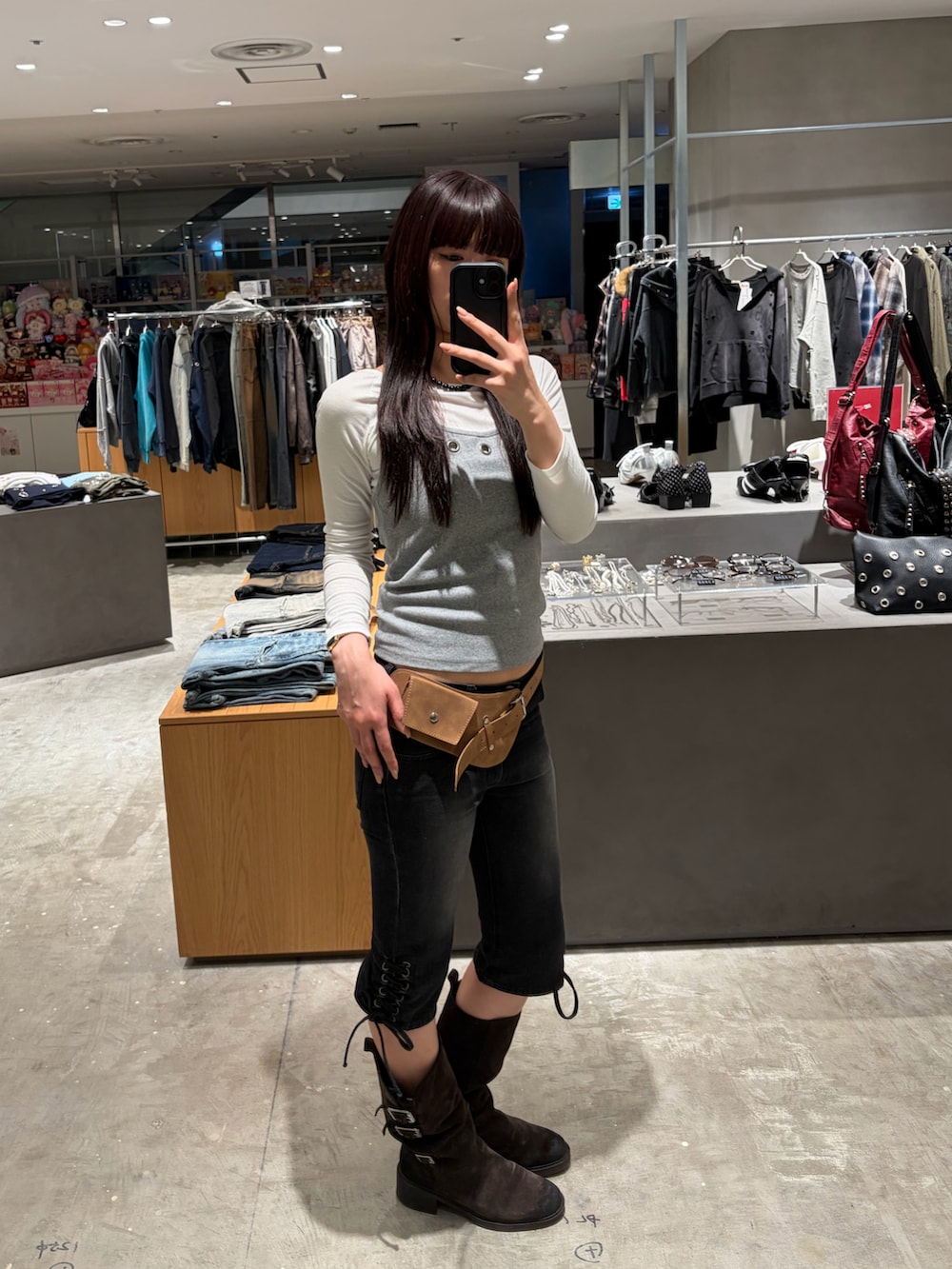 ブラック系のデニムパンツ、グレー系のTシャツ/カットソーを着用したレディースの冬コーディネートの2枚目の写真