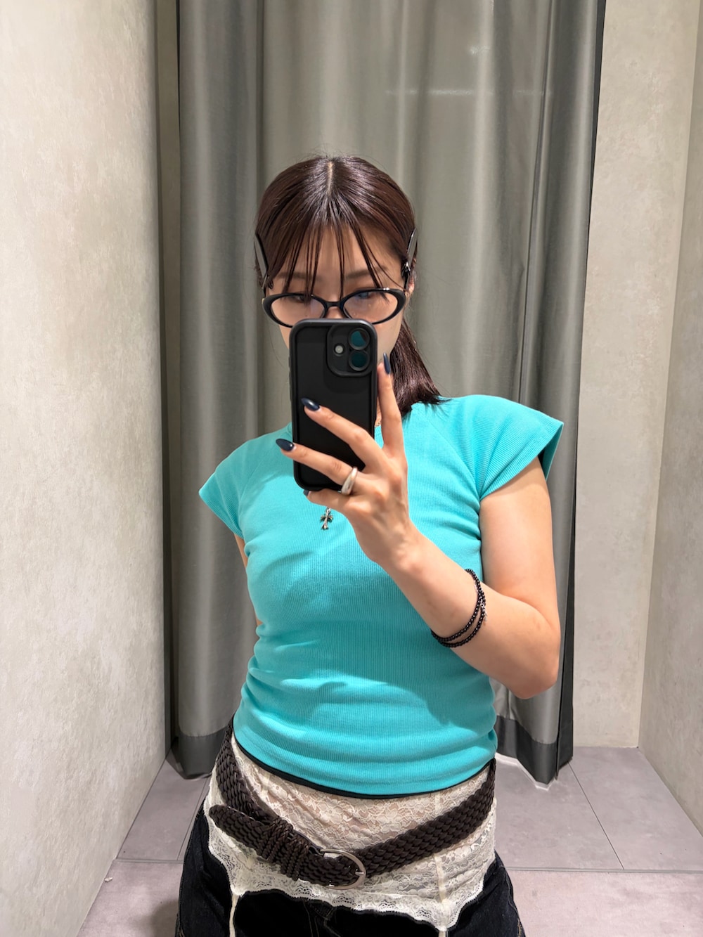 ブルー系のTシャツ/カットソー、ホワイト系のキャミソールを着用したレディースの夏コーディネートの2枚目の写真