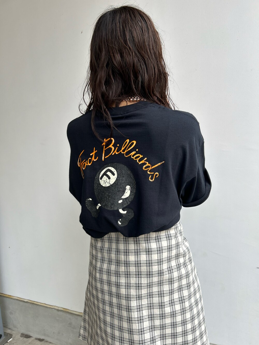 ブラック系のTシャツ/カットソー、ブラック系のデニムパンツを着用したレディースの春コーディネートの2枚目の写真