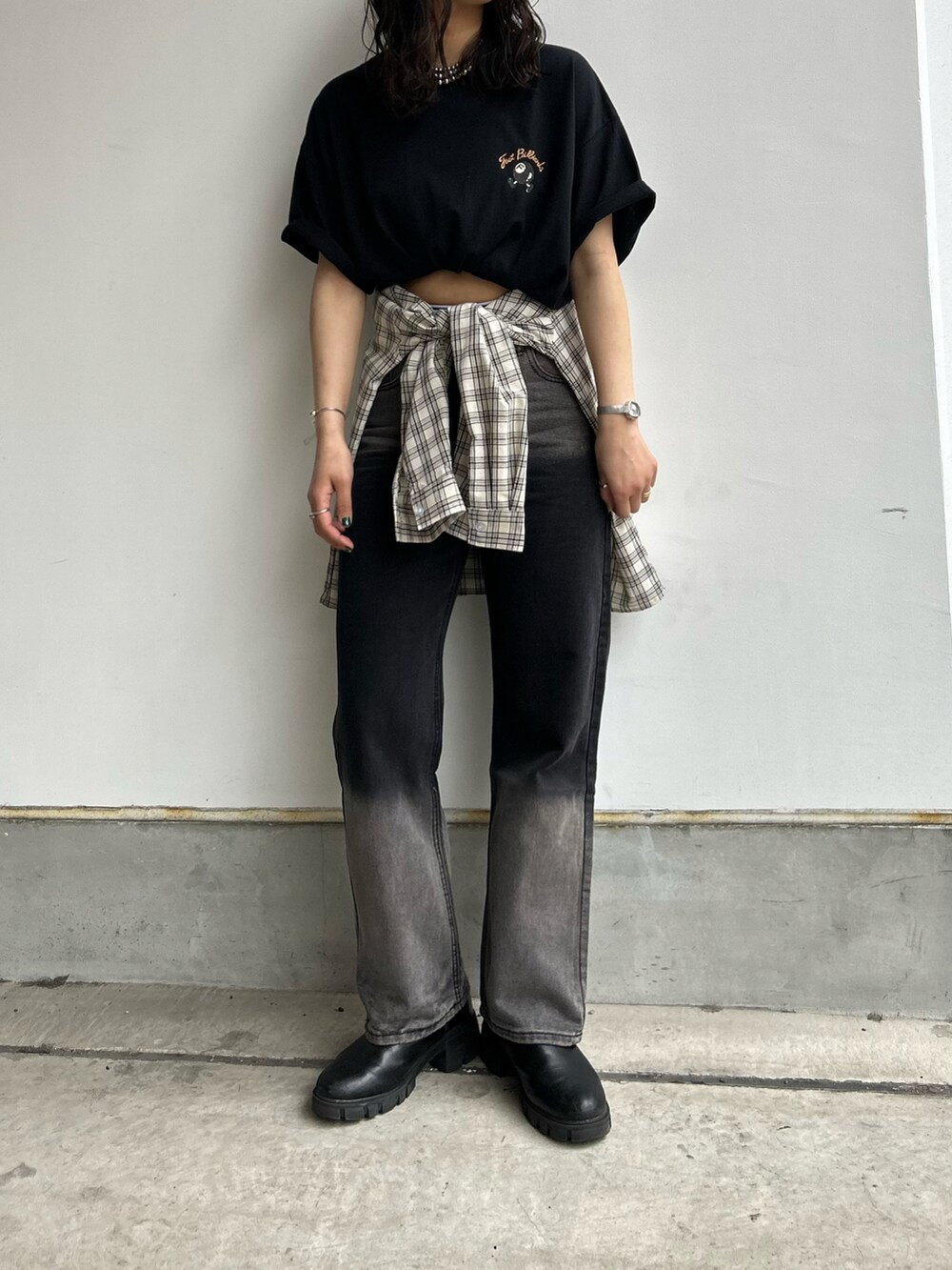 ブラック系のTシャツ/カットソーを着用したレディースの夏コーディネートの2枚目の写真