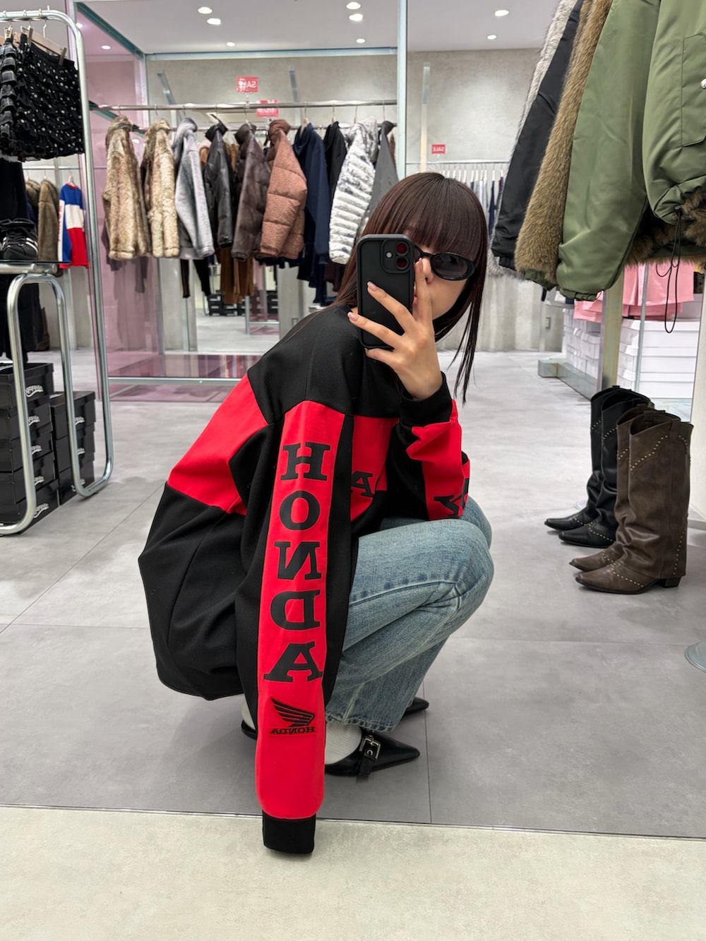 ブラック系のTシャツ/カットソー、ブルー系のデニムパンツを着用したレディースの冬コーディネートの2枚目の写真