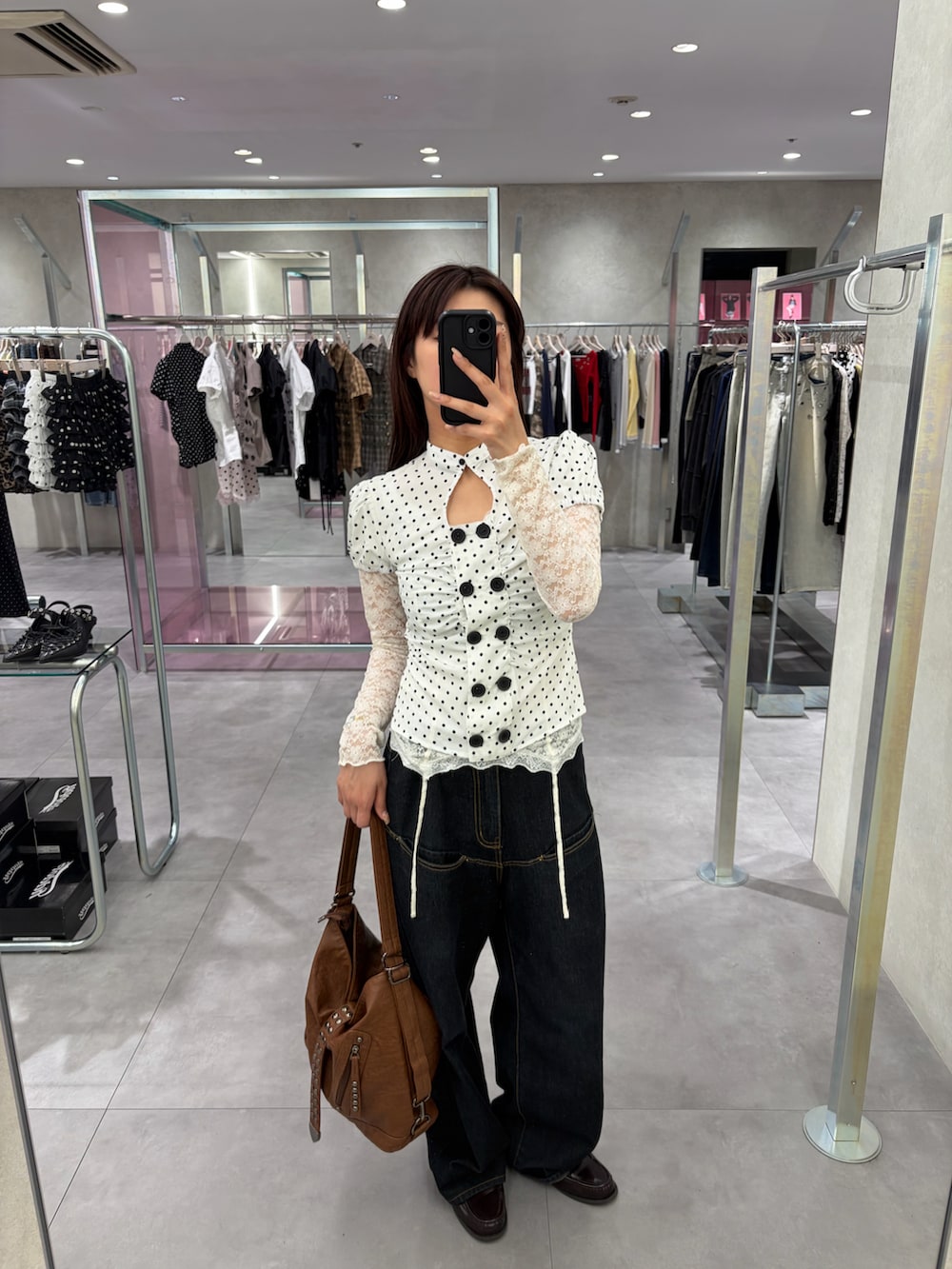 ホワイト系のシャツ/ブラウス、ブルー系のデニムパンツ、ブラウン系のショルダーバッグを着用したレディースの春コーディネートの2枚目の写真