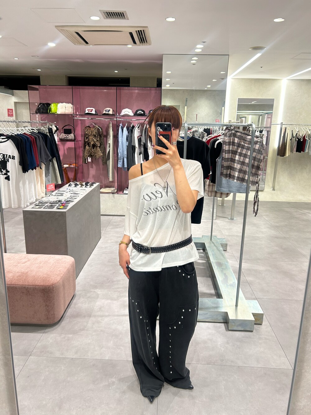 ホワイト系のTシャツ/カットソー、ブラック系のスウェットパンツを着用したレディースの夏コーディネートの2枚目の写真