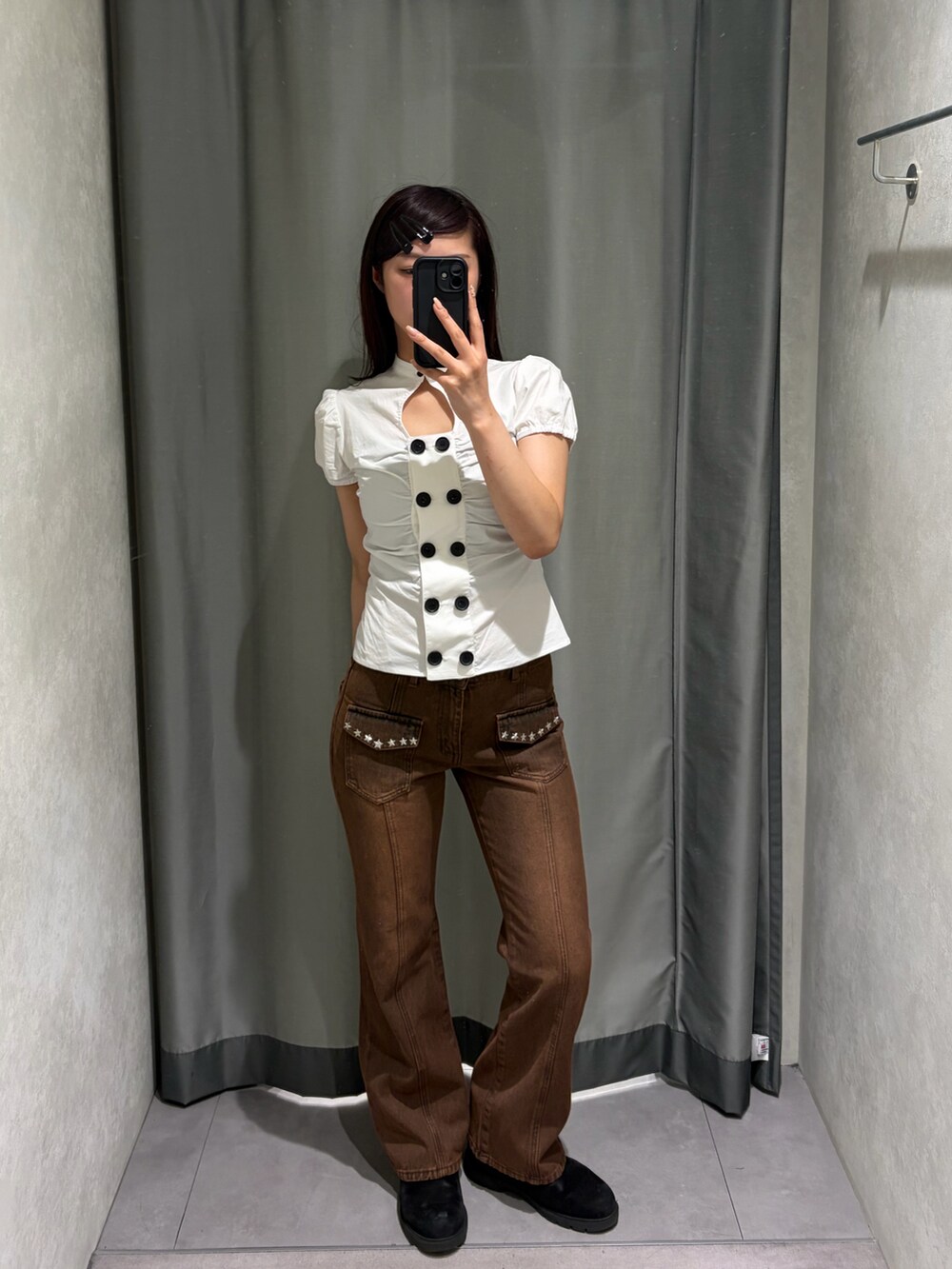 ブラウン系のデニムパンツ、ホワイト系のシャツ/ブラウスを着用したレディースの春コーディネートの2枚目の写真