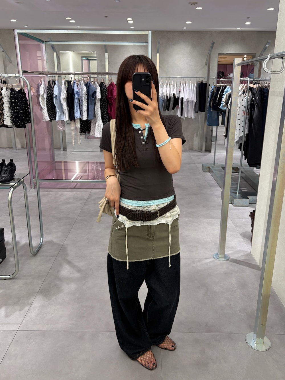 ブルー系のデニムパンツ、グリーン系のスカート、グリーン系のTシャツ/カットソーを着用したレディースの夏コーディネートの2枚目の写真