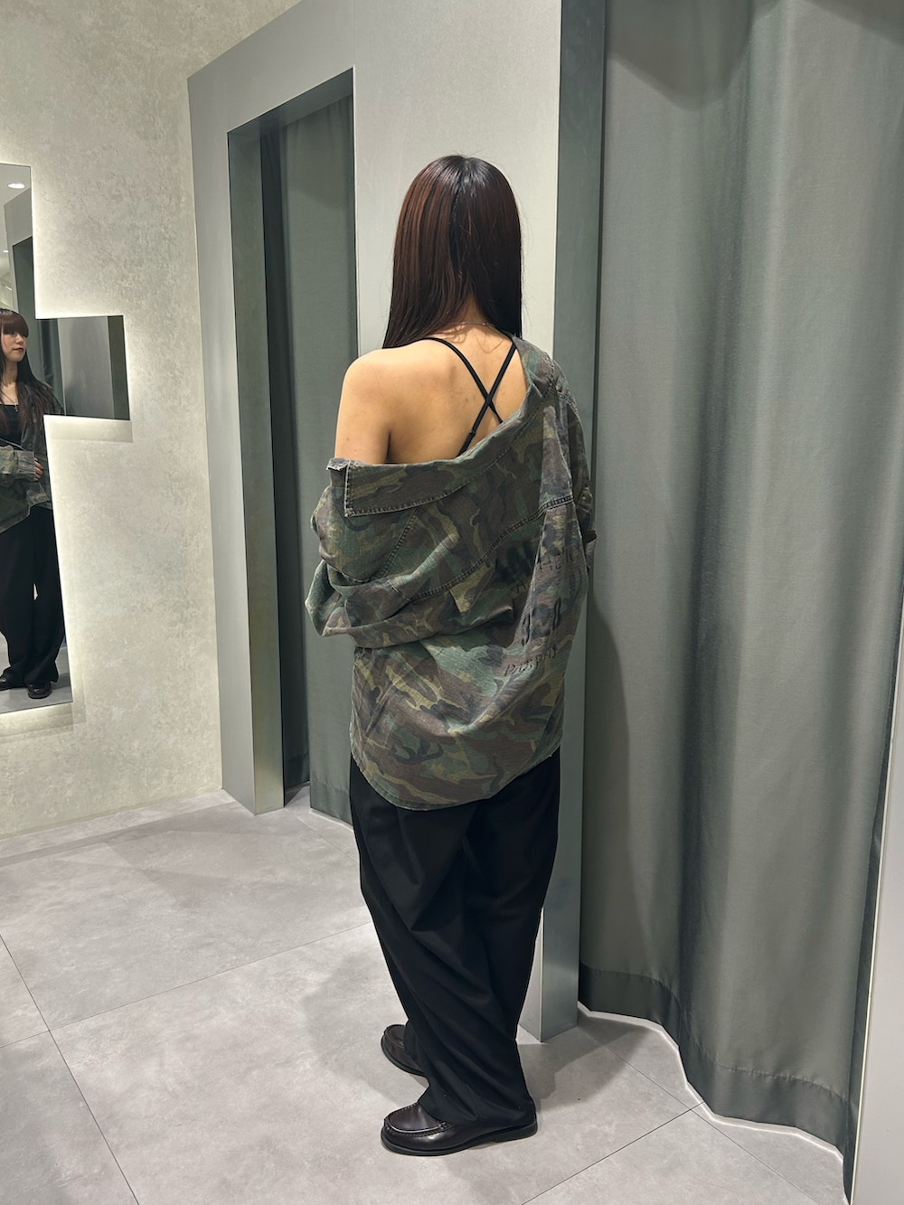 グリーン系のミリタリージャケット、グレー系のスラックスを着用したレディースの秋コーディネートの3枚目の写真