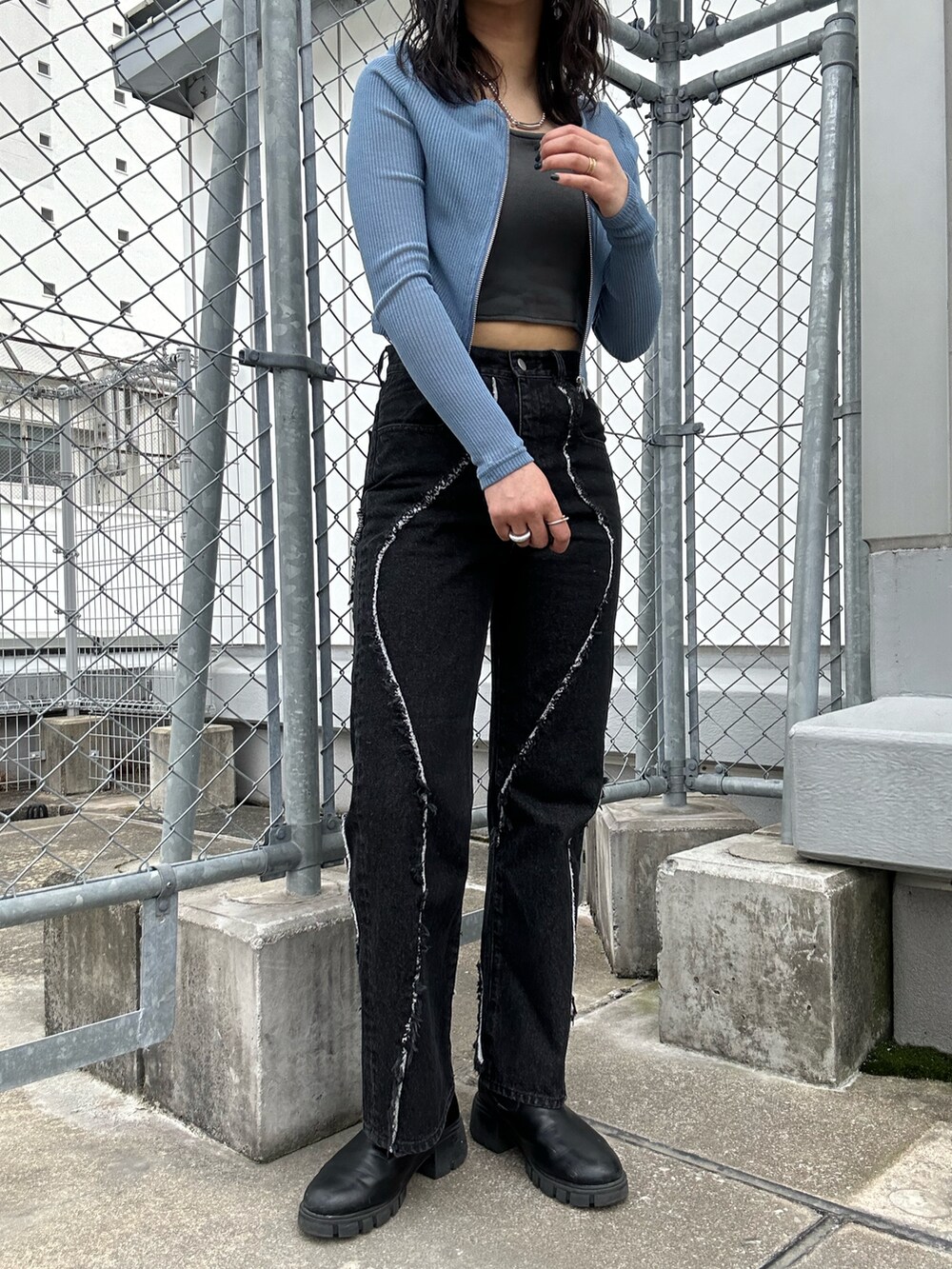 ブルー系のデニムパンツ、グレー系のタンクトップ、ブルー系のTシャツ/カットソーを着用したレディースの春コーディネートの2枚目の写真