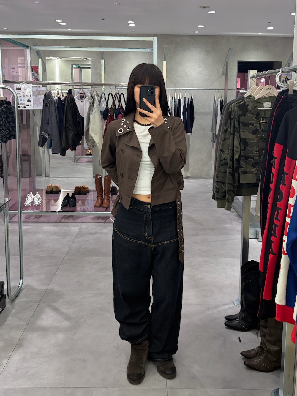 ブルー系のデニムパンツ、ブラウン系のピーコートを着用したレディースの冬コーディネートの2枚目の写真