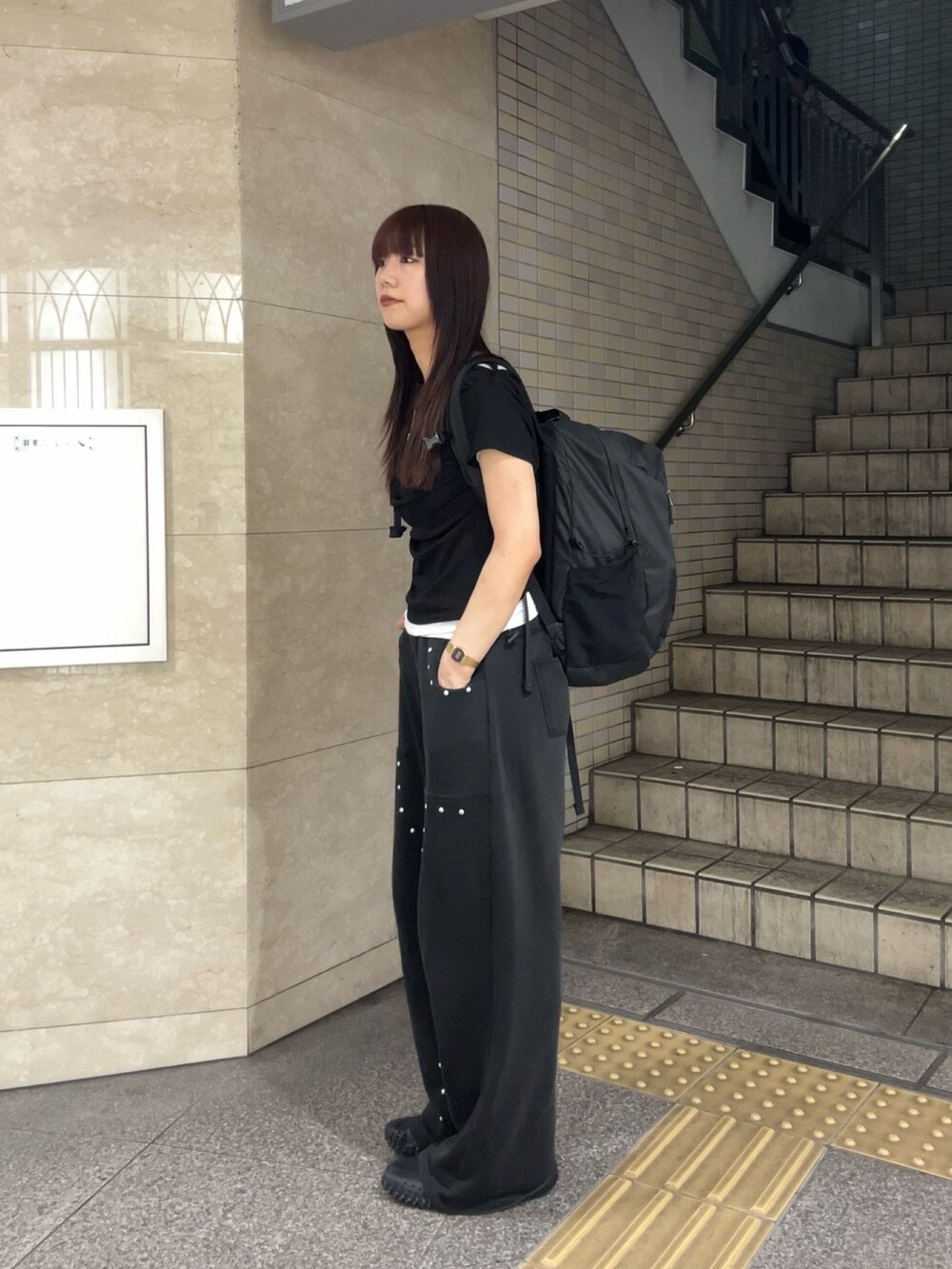 ブラック系のTシャツ/カットソー、ブラック系のTシャツ/カットソー、ブラック系のスウェットパンツを着用したレディースの夏コーディネートの2枚目の写真