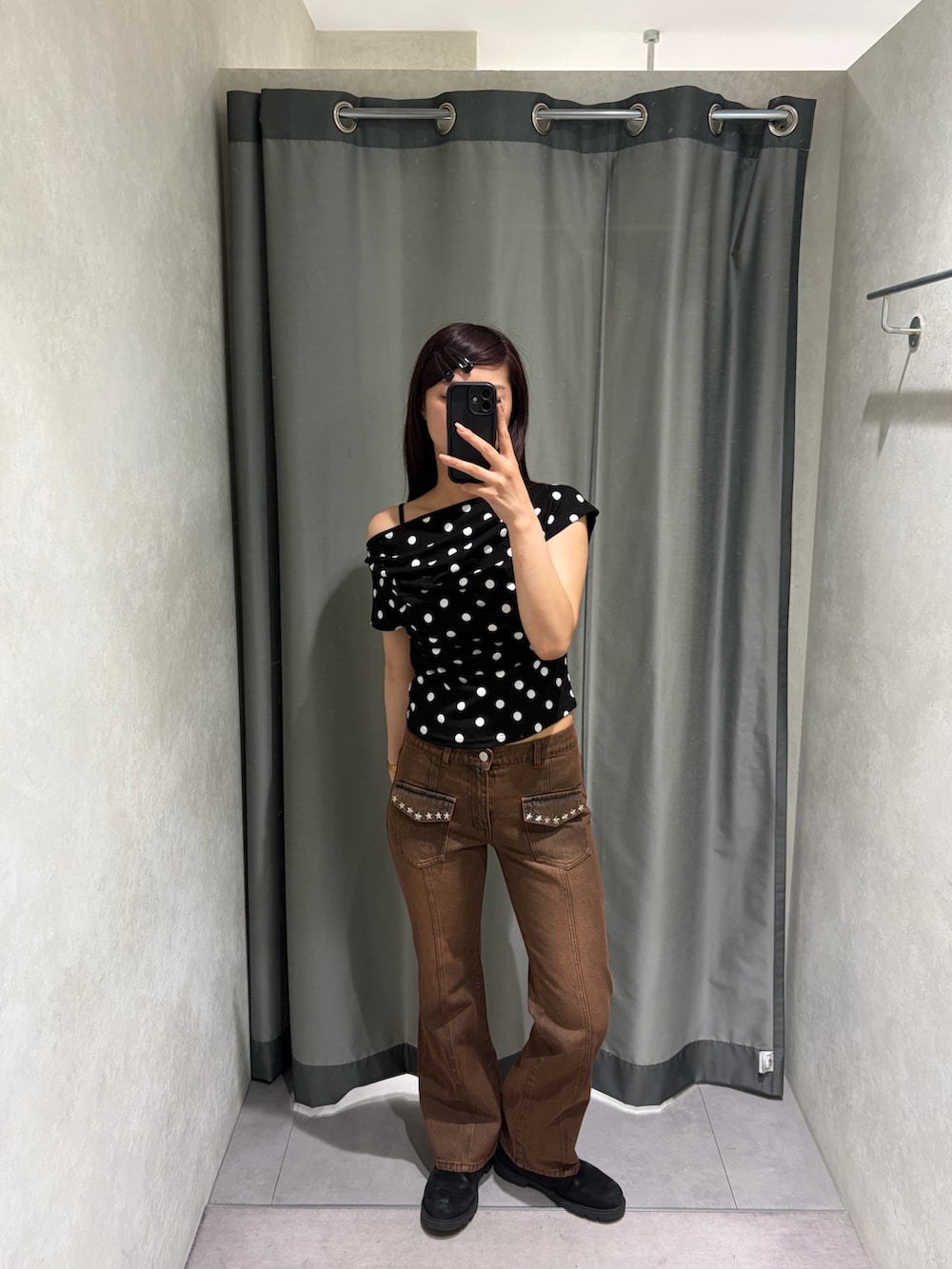 ブラック系のTシャツ/カットソー、ブラウン系のデニムパンツを着用したレディースの春コーディネートの2枚目の写真