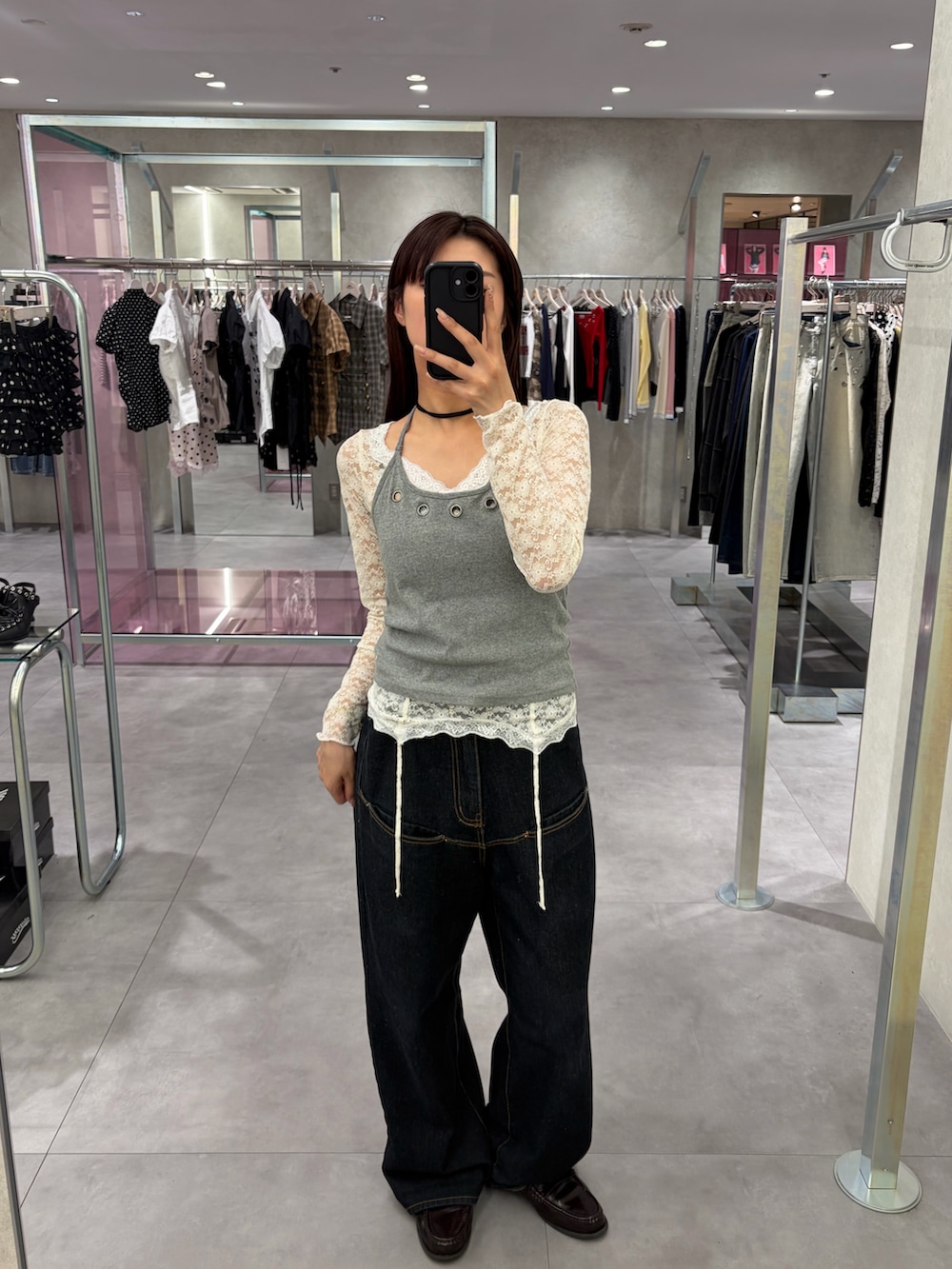 グレー系のTシャツ/カットソー、ホワイト系のTシャツ/カットソー、ブルー系のデニムパンツを着用したレディースの春コーディネートの2枚目の写真