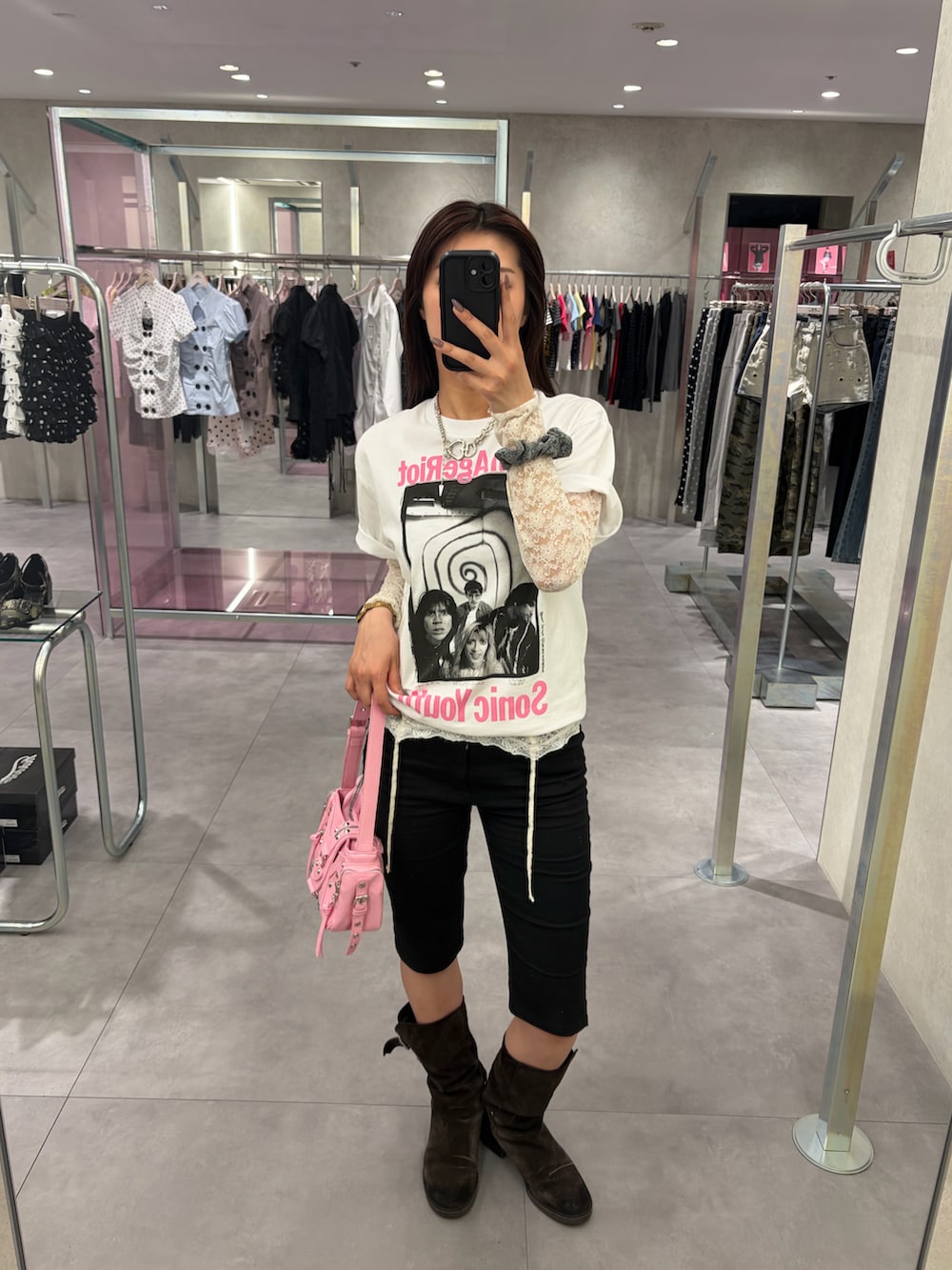 ホワイト系のTシャツ/カットソー、ピンク系のショルダーバッグ、ホワイト系のTシャツ/カットソーを着用したレディースの春コーディネートの2枚目の写真