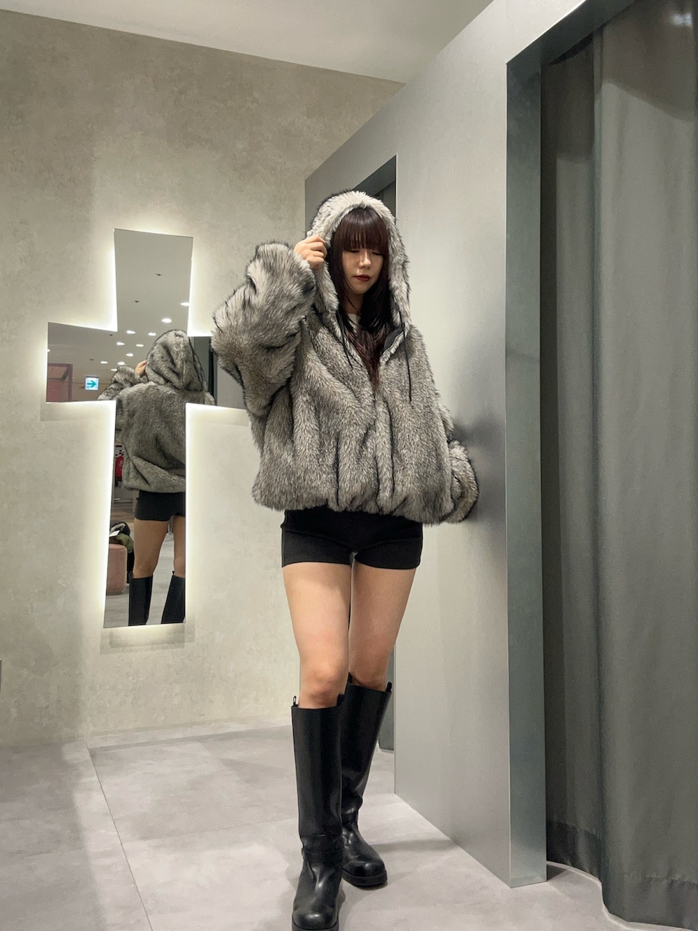 ブラック系のブルゾン、グレー系のその他パンツを着用したレディースの秋コーディネートの2枚目の写真