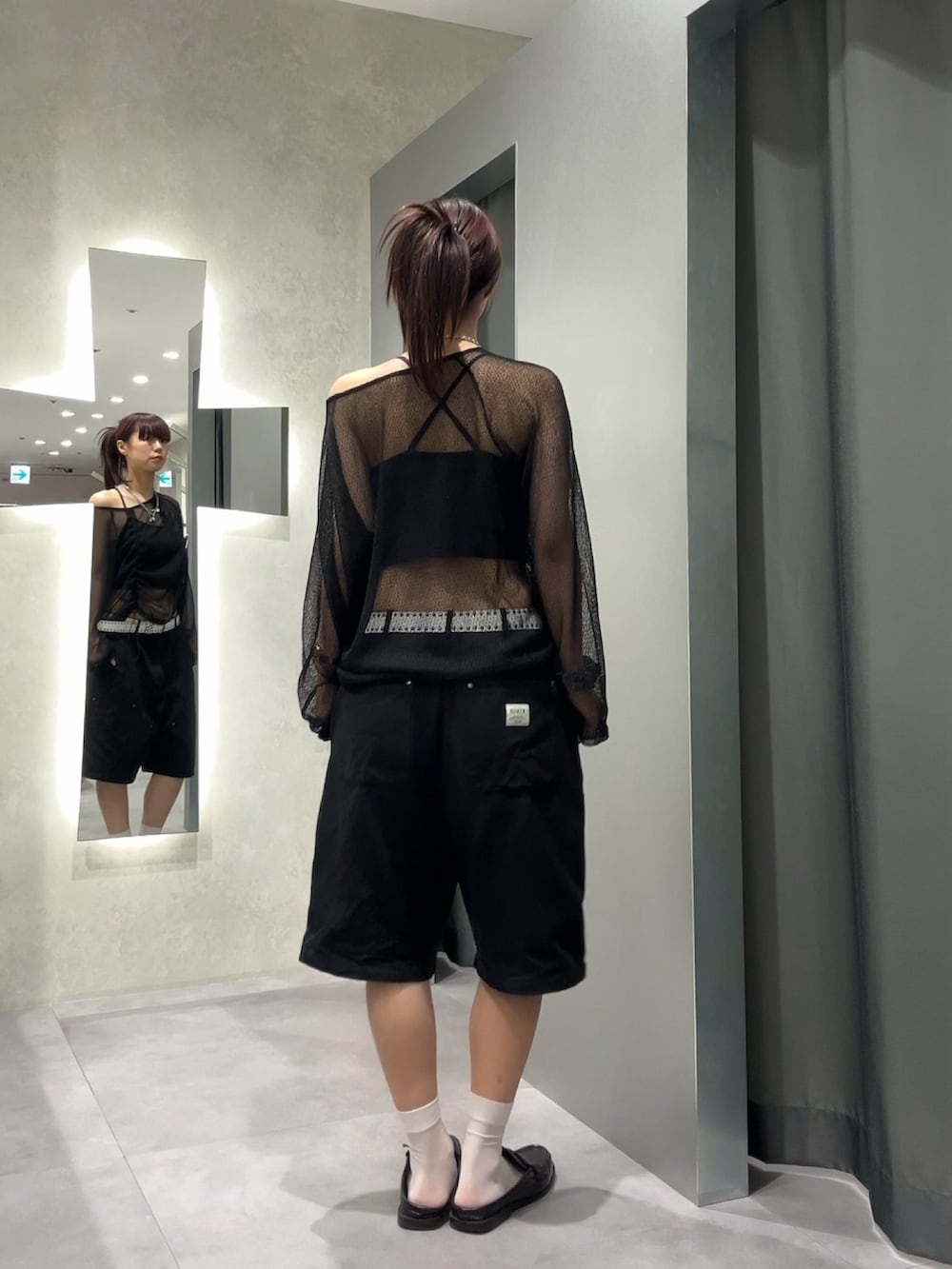 ブラック系のその他パンツ、ブラック系のTシャツ/カットソーを着用したレディースの夏コーディネートの3枚目の写真