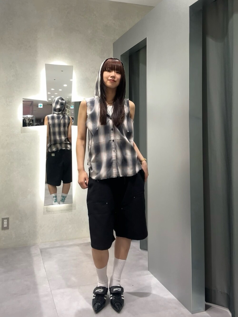 ブラック系のその他パンツ、グレー系のシャツ/ブラウス、イエロー系のパンプスを着用したレディースの夏コーディネートの2枚目の写真