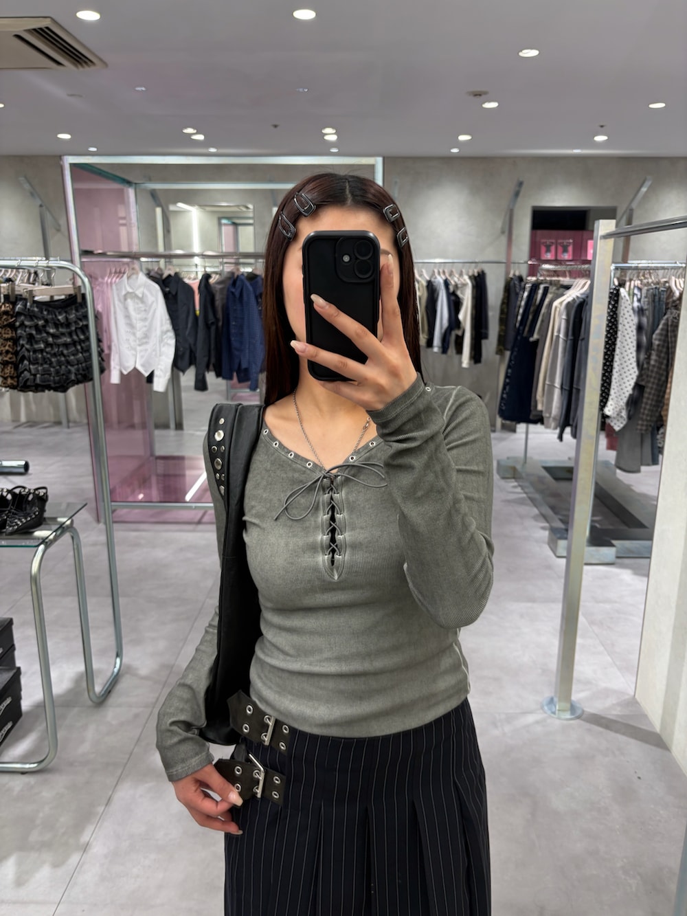 グレー系のTシャツ/カットソー、ブルー系のスカート、ブルー系のデニムパンツを着用したレディースの春コーディネートの2枚目の写真