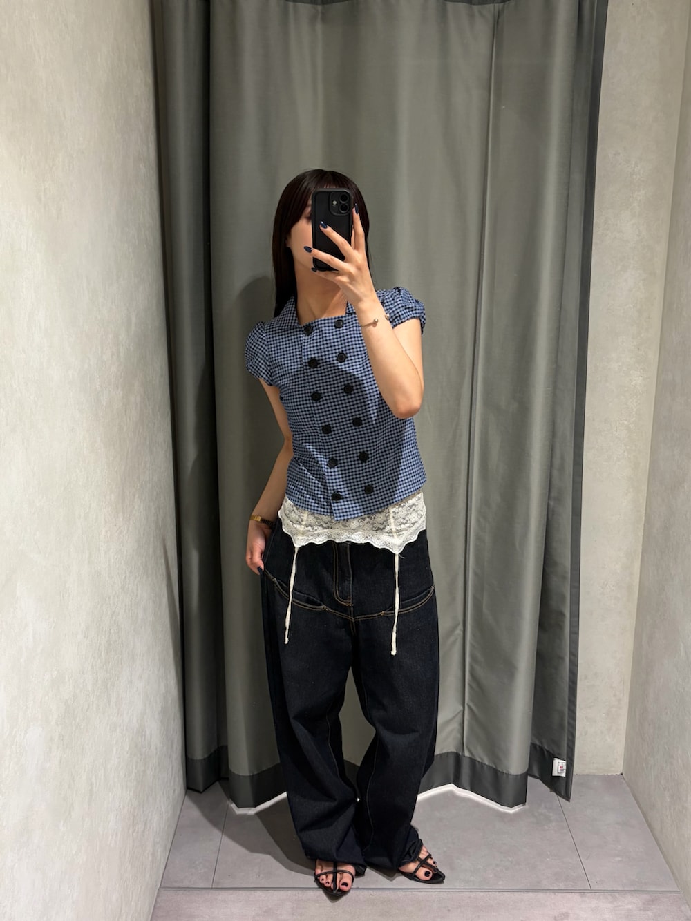 ブルー系のシャツ/ブラウス、ホワイト系のキャミソール、ブルー系のデニムパンツを着用したレディースの夏コーディネートの2枚目の写真
