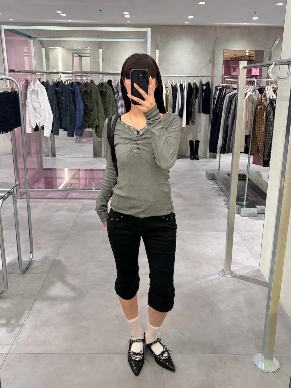 ブラック系のその他パンツ、グレー系のTシャツ/カットソーを着用したレディースの春コーディネートの2枚目の写真