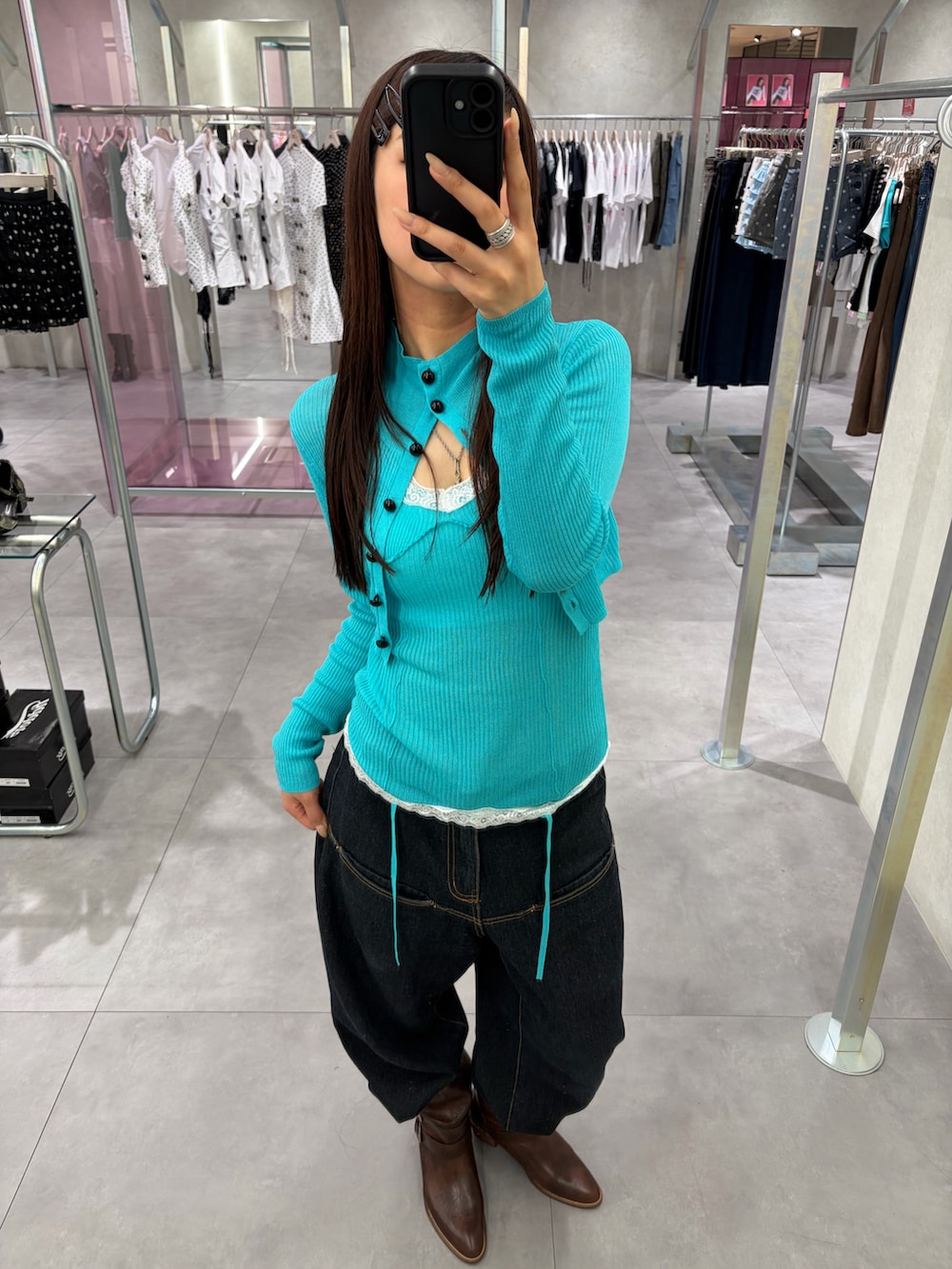 ブルー系のデニムパンツ、ブラウン系のブーツ、グリーン系のカーディガン/ボレロを着用したレディースの夏コーディネートの2枚目の写真