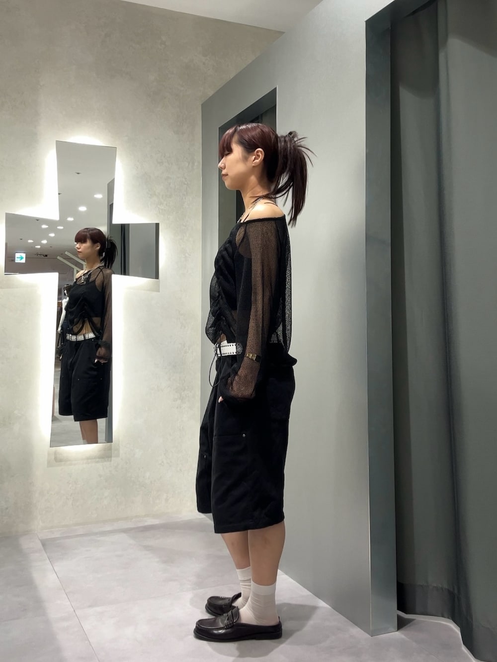 ブラック系のその他パンツ、ブラック系のTシャツ/カットソーを着用したレディースの夏コーディネートの2枚目の写真