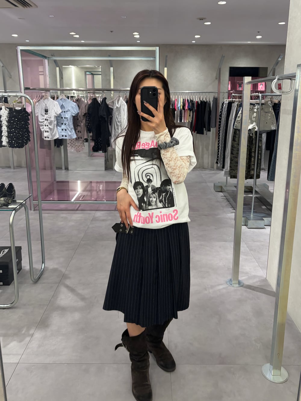 ブルー系のスカート、ホワイト系のTシャツ/カットソー、ホワイト系のTシャツ/カットソーを着用したレディースの春コーディネートの2枚目の写真