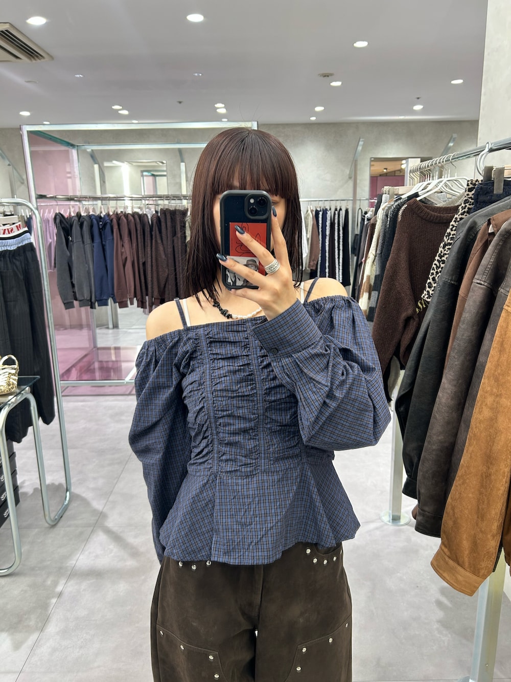 ブルー系のシャツ/ブラウス、ブラウン系のその他パンツを着用したレディースの秋コーディネートの2枚目の写真