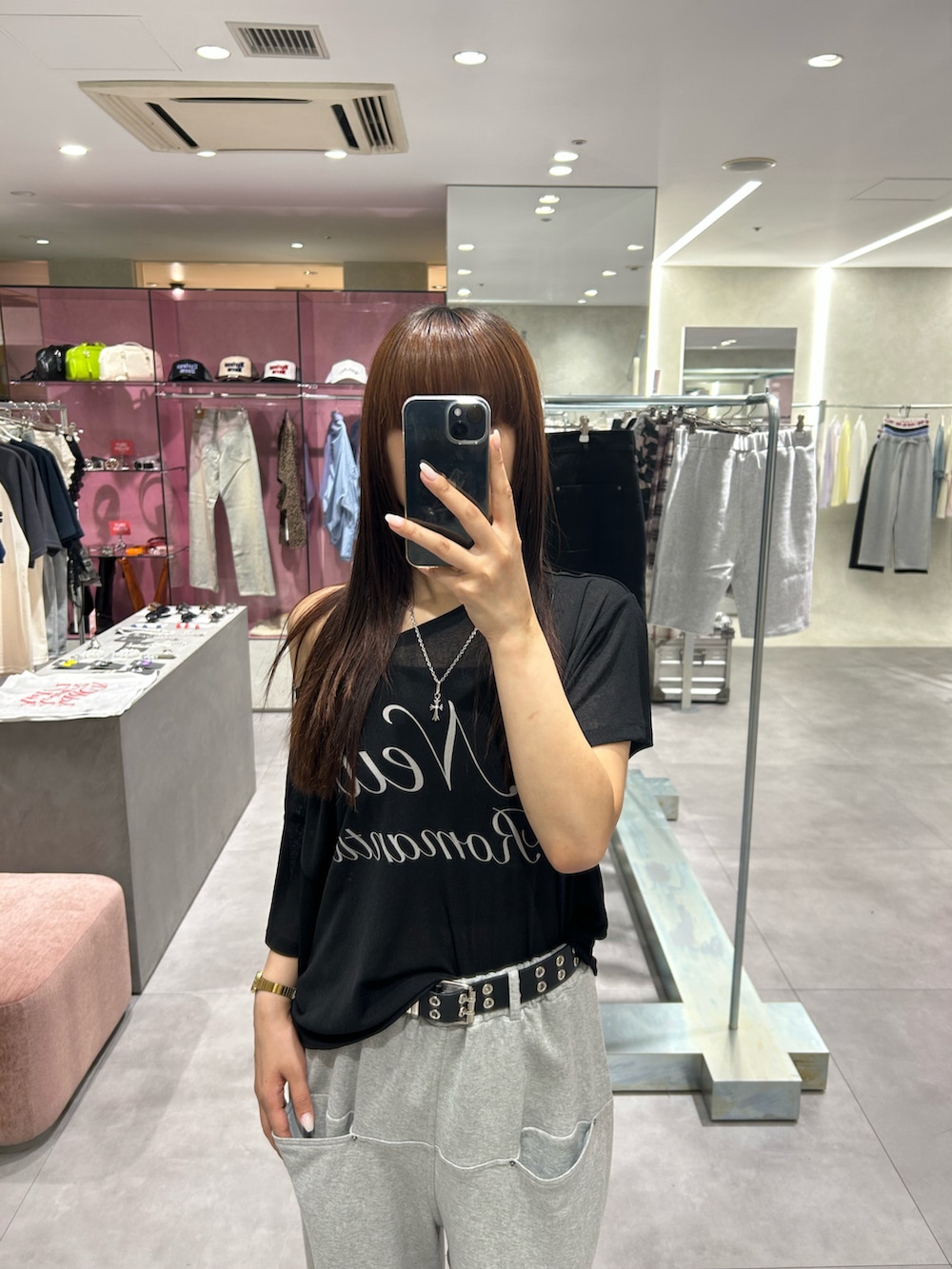 グレー系のスウェットパンツ、ホワイト系のTシャツ/カットソーを着用したレディースの夏コーディネートの2枚目の写真