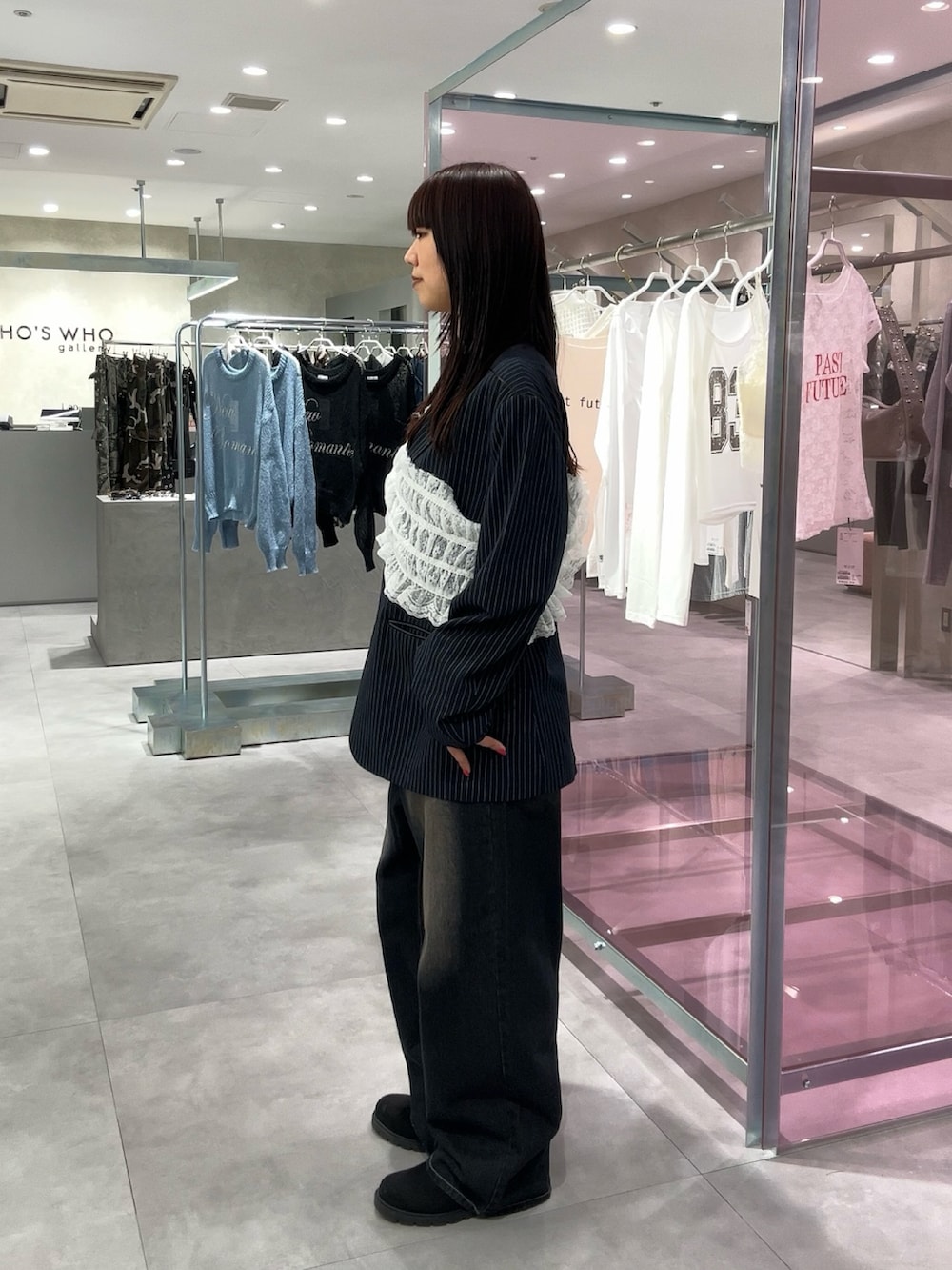 ブルー系のデニムパンツ、ブルー系のテーラードジャケット、ホワイト系のベルトを着用したレディースの春コーディネートの2枚目の写真