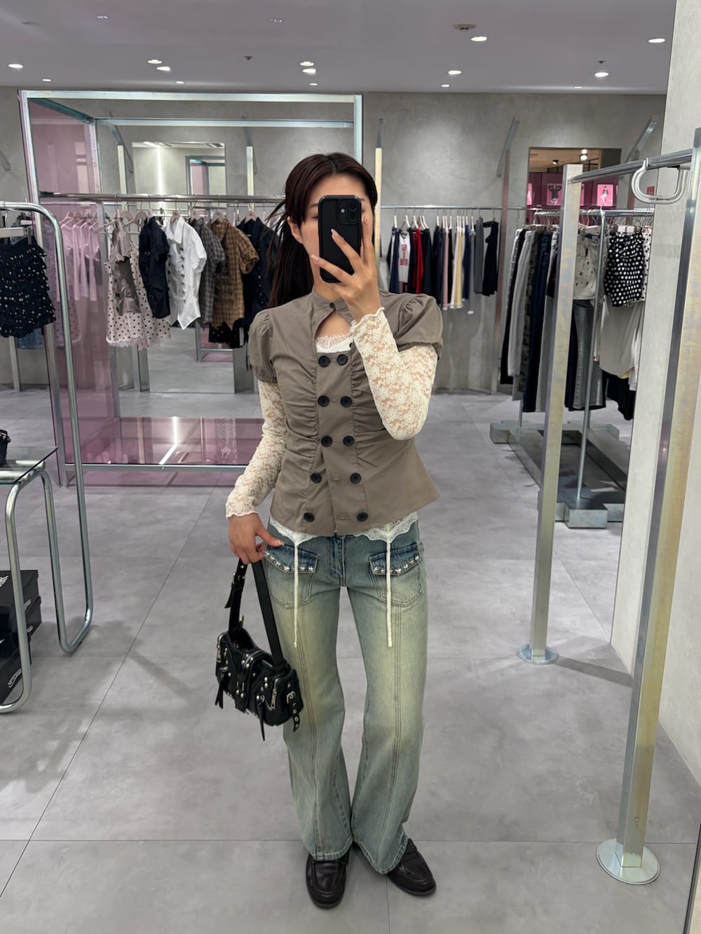 ホワイト系のシャツ/ブラウス、ブルー系のデニムパンツ、ブラック系のショルダーバッグを着用したレディースの春コーディネートの2枚目の写真