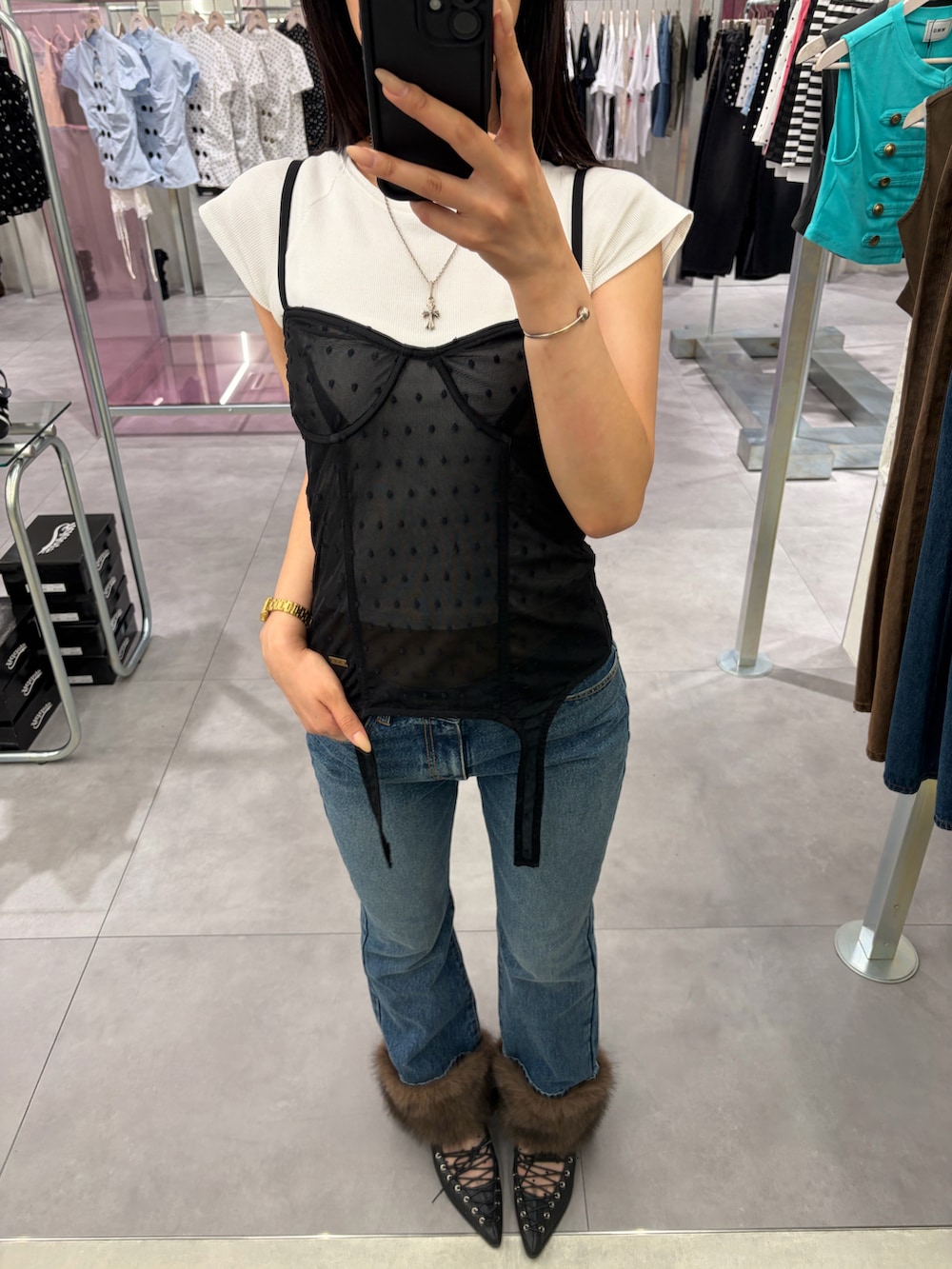 ブルー系のデニムパンツ、ブルー系のトップスを着用したレディースの夏コーディネートの2枚目の写真