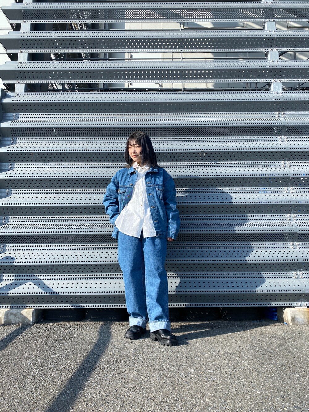 ブルー系のデニムジャケット、ブルー系のデニムパンツを着用したレディースの冬コーディネートの2枚目の写真