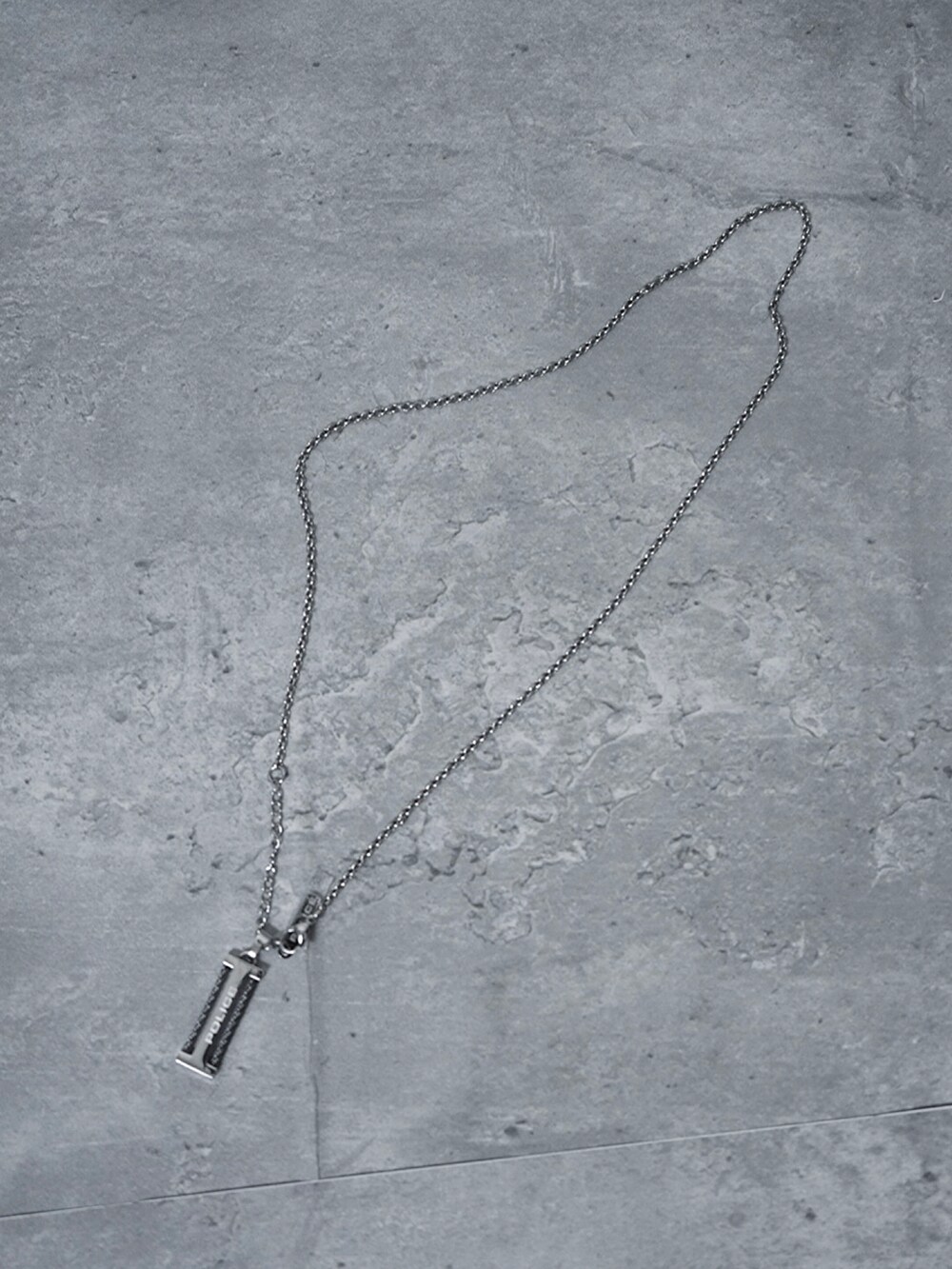 ブラック系のローファー、ブラック系のスラックス、グレー系のスウェットを着用したメンズの秋コーディネートの2枚目の写真