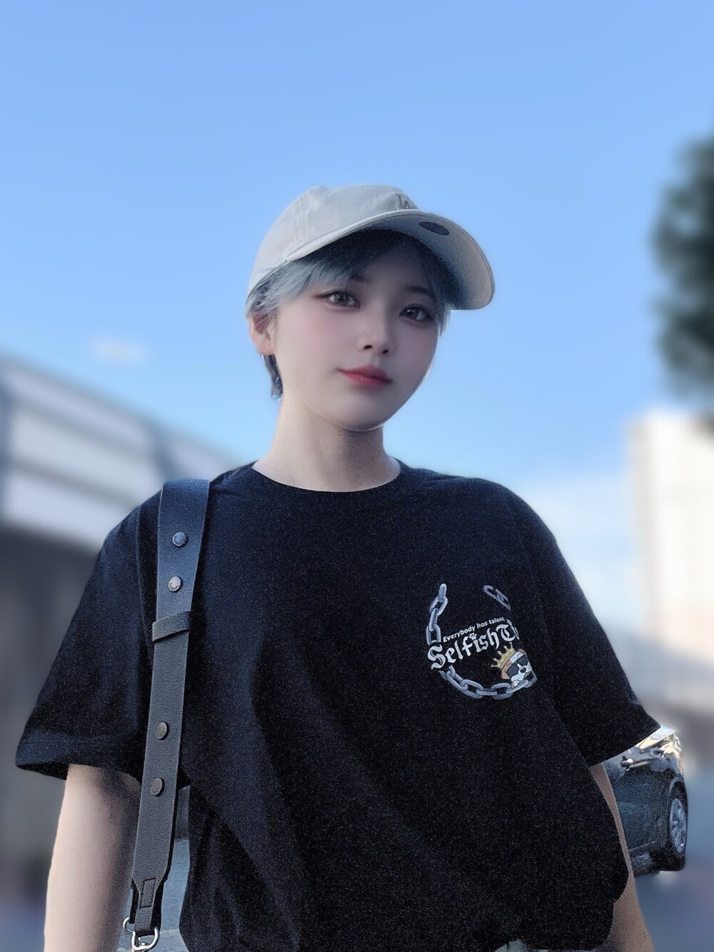 ブラック系のTシャツ/カットソー、ブルー系のデニムパンツ、ブラック系のハンドバッグを着用したレディースの秋コーディネートの3枚目の写真
