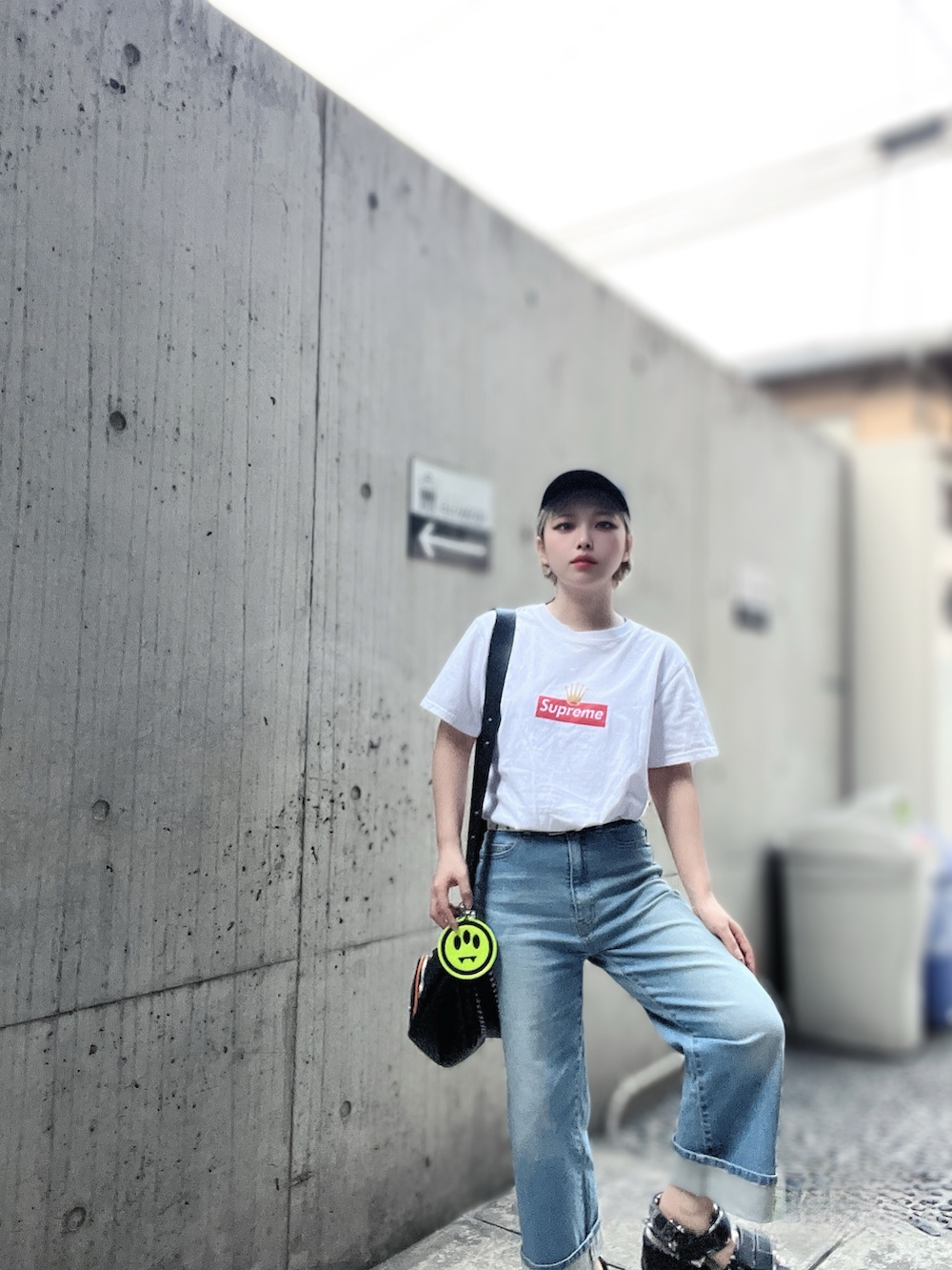 ホワイト系のTシャツ/カットソー、ブラック系のサンダル、ブルー系のデニムパンツを着用したレディースの夏コーディネートの3枚目の写真