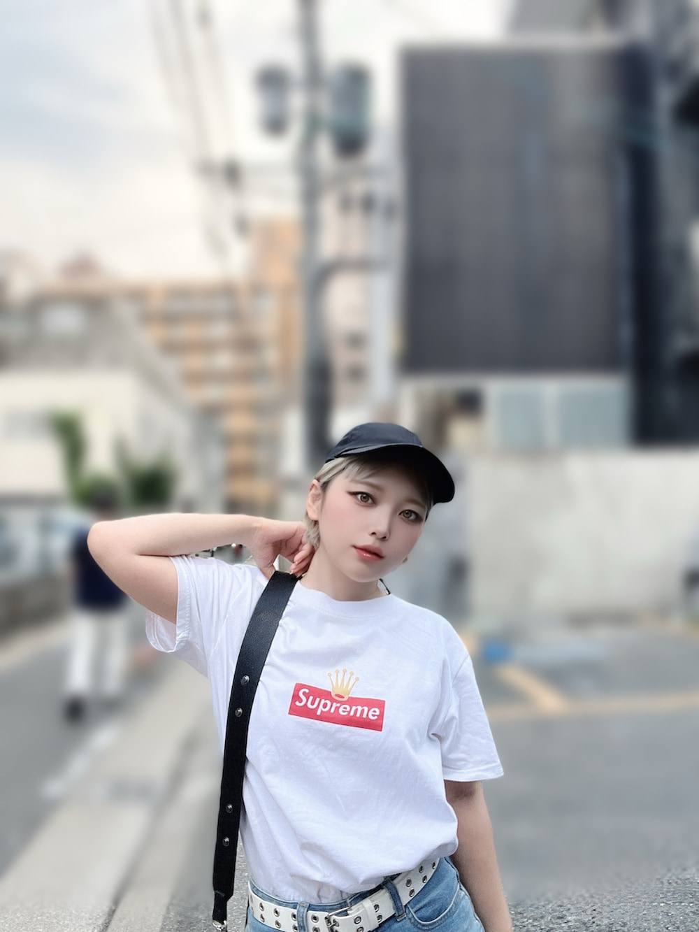 ホワイト系のTシャツ/カットソー、ブラック系のサンダル、ブルー系のデニムパンツを着用したレディースの夏コーディネートの2枚目の写真