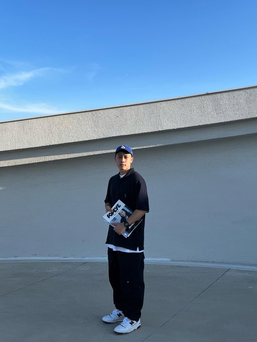 ブルー系のトップスを着用したメンズの夏コーディネートの2枚目の写真