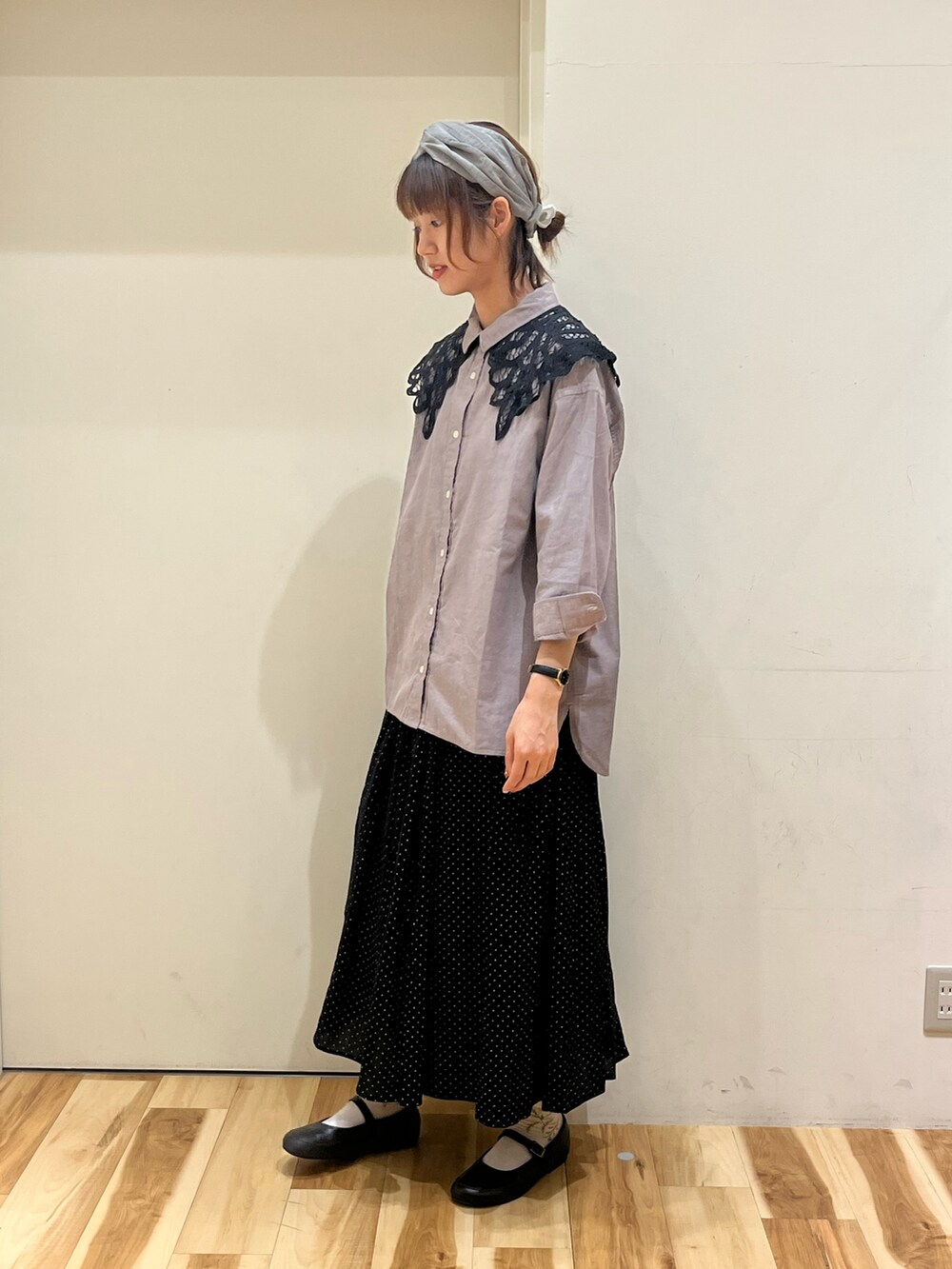 ブラウン系のシャツ/ブラウス、ブラック系のスカート、ブラック系の付け襟を着用したレディースの春コーディネートの3枚目の写真