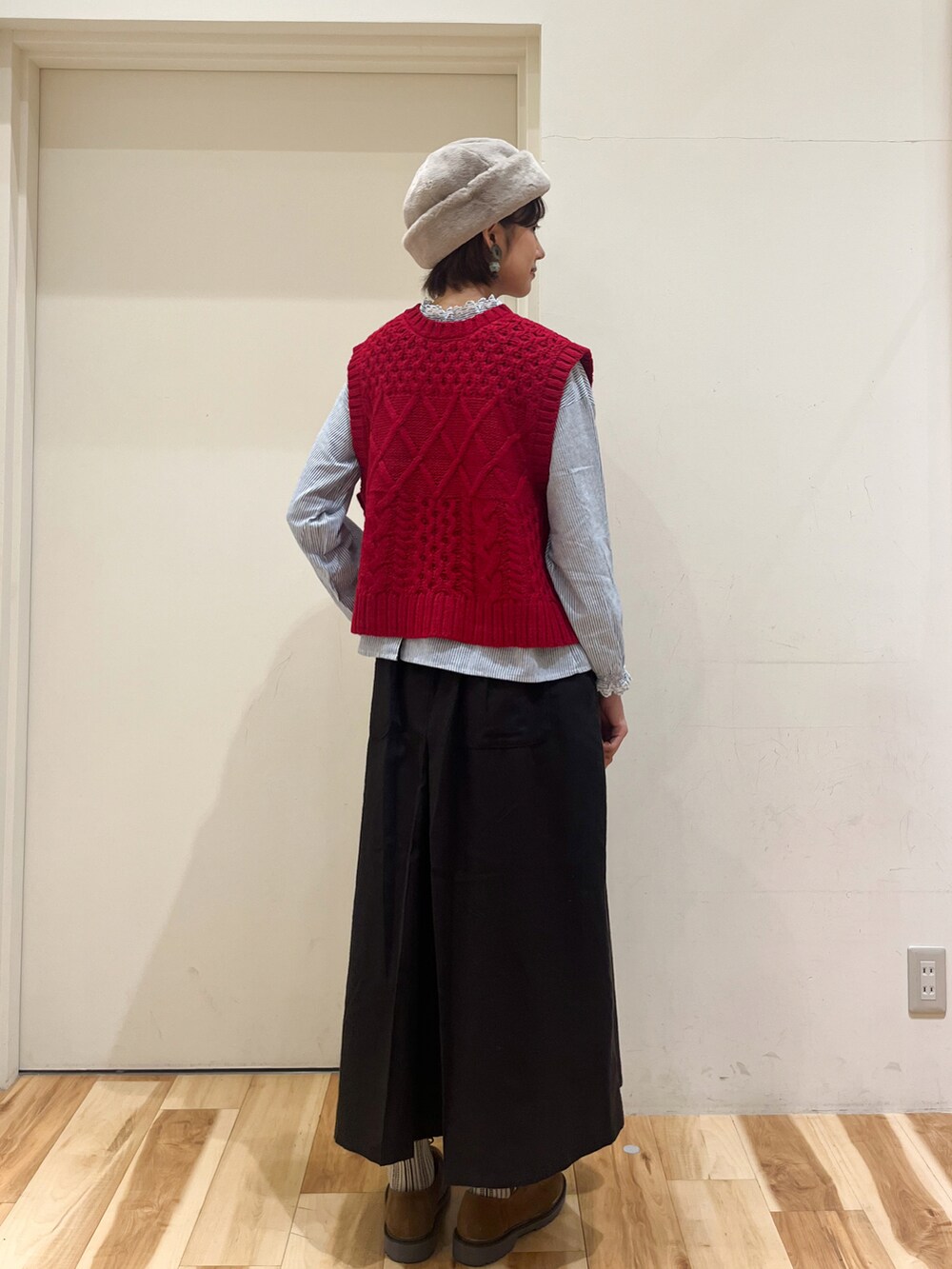 ブラック系のその他パンツ、ブルー系のシャツ/ブラウス、ベージュ系のドレスシューズを着用したレディースの秋コーディネートの3枚目の写真