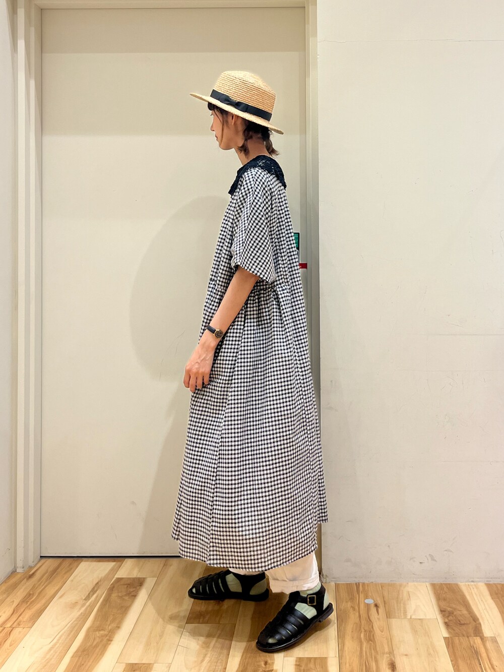 ホワイト系のその他パンツを着用したレディースの夏コーディネートの2枚目の写真