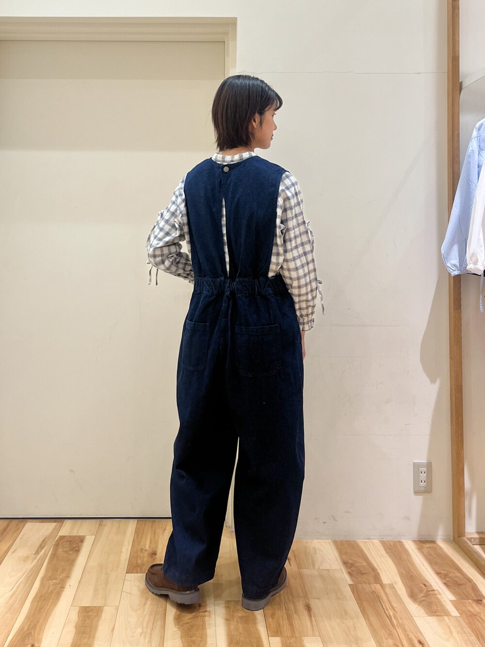 ブルー系のシャツ/ブラウス、ブルー系のデニムパンツを着用したレディースの冬コーディネートの2枚目の写真