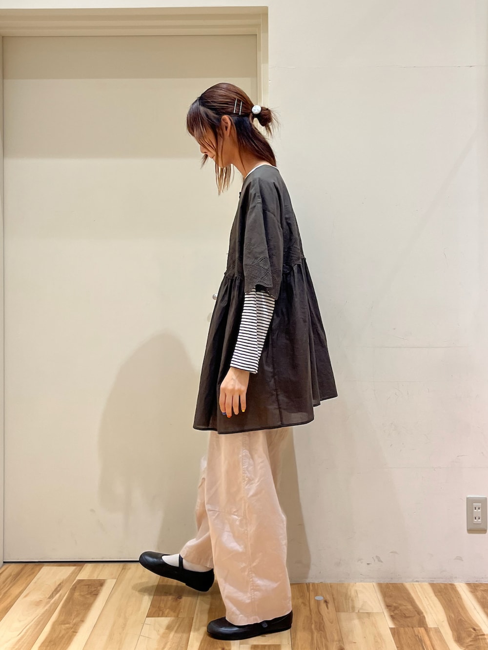 グレー系のチュニック、グレー系のTシャツ/カットソー、ピンク系のその他パンツを着用したレディースの秋コーディネートの2枚目の写真