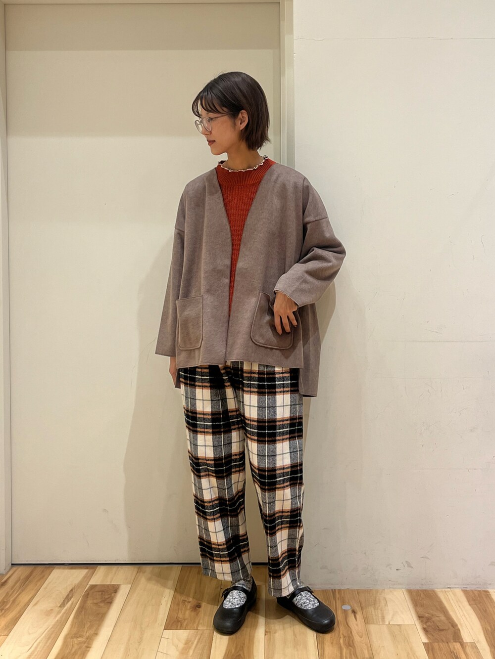 レッド系のニット/セーター、ホワイト系のその他パンツ、ブラウン系のノーカラージャケットを着用したレディースの秋コーディネートの3枚目の写真